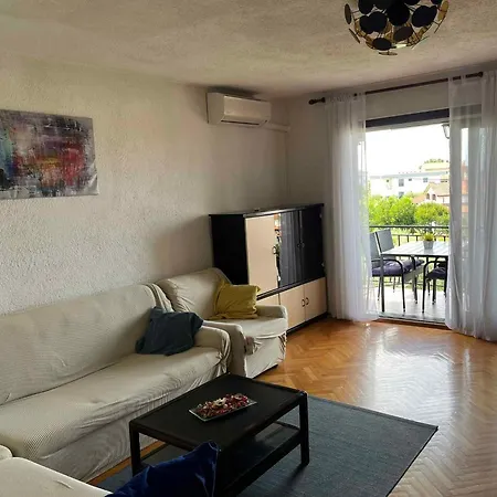 Apartment In Porec/istrien 33042